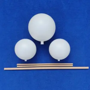 3 wetterfeste, weiße Kunststoffkugeln (2x 12cm, 1x 15cm) mit Holzstäben zur Dekoration