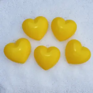 5 leuchtend gelbe Kunststoff-Herzen (ca. 9x9cm) mit Metallöse