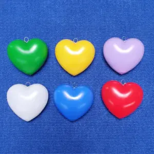 6 bunte Kunststoff-Herzen (ca. 9x9cm) mit Metallöse
