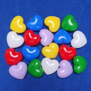 Farbige Kunststoff-Herzen (ca. 9x9cm) mit Metallöse, je Farbe 3 Stück im Set