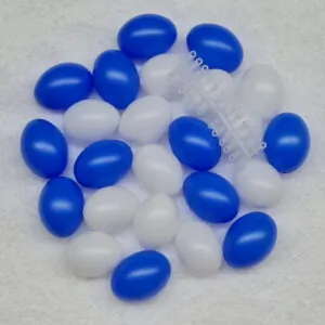 24er Set Kunsstoffostereier(60 mm) in blau-weißer Farbmischung, incl. beiliegende Steckösen