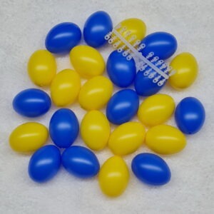 24er Set Kunsstoffostereier(60 mm) in blau-gelber Farbmischung, incl. beiliegende Steckösen